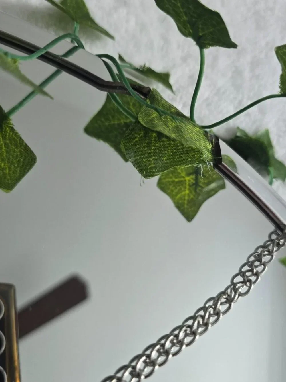 Faux ivy leaf circle mirror with chain detail